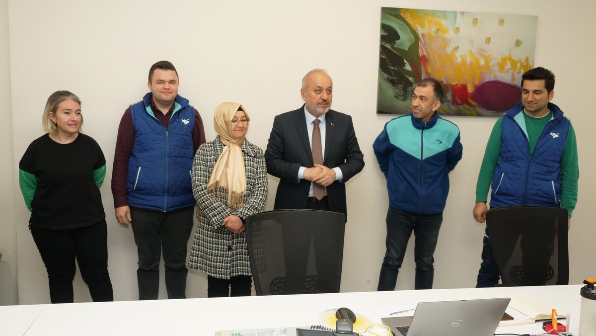 İl Telekom Müdürlüğümüzü ziyaret ederek kıymetli personelleriyle sohbet ettik. 

Kastamonu'yu bir enerji, ulaşım ve teknoloji şehrine dönüştüreceğiz. 

Pek çok projemizi anlattık ve hemşehrilerimizin onayını aldık çok teşekkür ederiz.