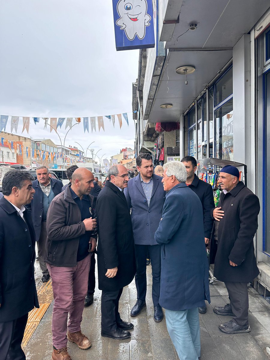 zahir_soganda's tweet photo. 📍Özalp 

İl başkanımız sn. @emreguray65, il başkan yardımcımız sn. @abdullahcalim65, ilçe başkanımız dn @ercanagar , Belediye başkan adayımız sn @Atakangonulcekn ile beraber ilçe esnafımızı ziyaret ederek hayırlı ve bereketli işler diledik 

#GercekBelediyecilik https://t.co/rvo4jJgGg5