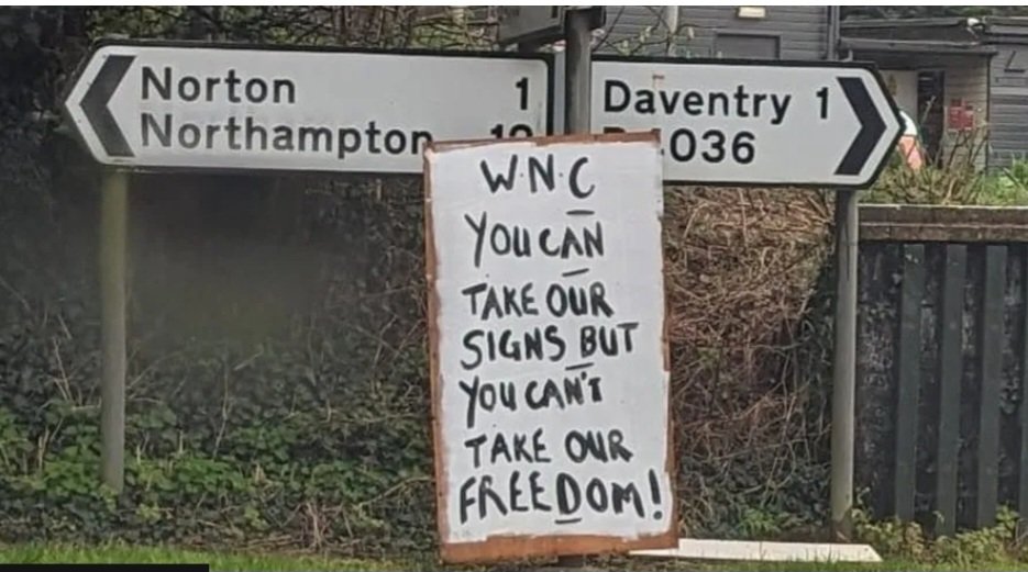 The latest sign by the Daventry Banksy!
#banksy #potholes #braveheart #Northamptonshire