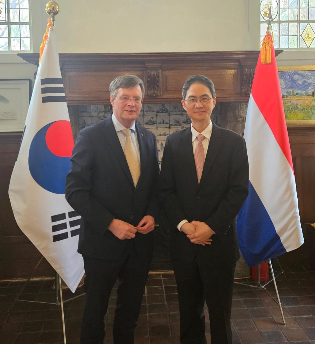 Busy but nice week: meeting with Dutch Prime Minister Mark Rutte, exchange of views with Ambassadors of Nordic and Baltic states, organized by Danish Ambassador Jarl Frijs-Madsen, meeting with Korean Ambassador Hyoung Chan Choe, Probus-speech in Amstelveen and an EY CFO-event.