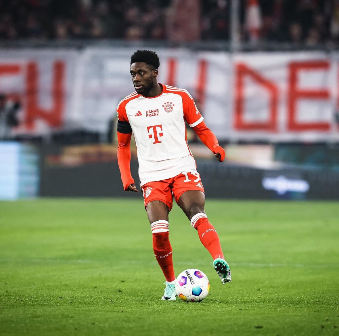 🚨| Le point sur Alphonso Davies au Real Madrid : 

• Le Bayern lui a fait une proposition de prolongation intéressante, 

• Alphonso Davies rêve de jouer pour le Real Madrid mais le club espagnol ne veut pas mettre plus de 50M€.

– <a href="/FabrizioRomano/">Fabrizio Romano</a>
