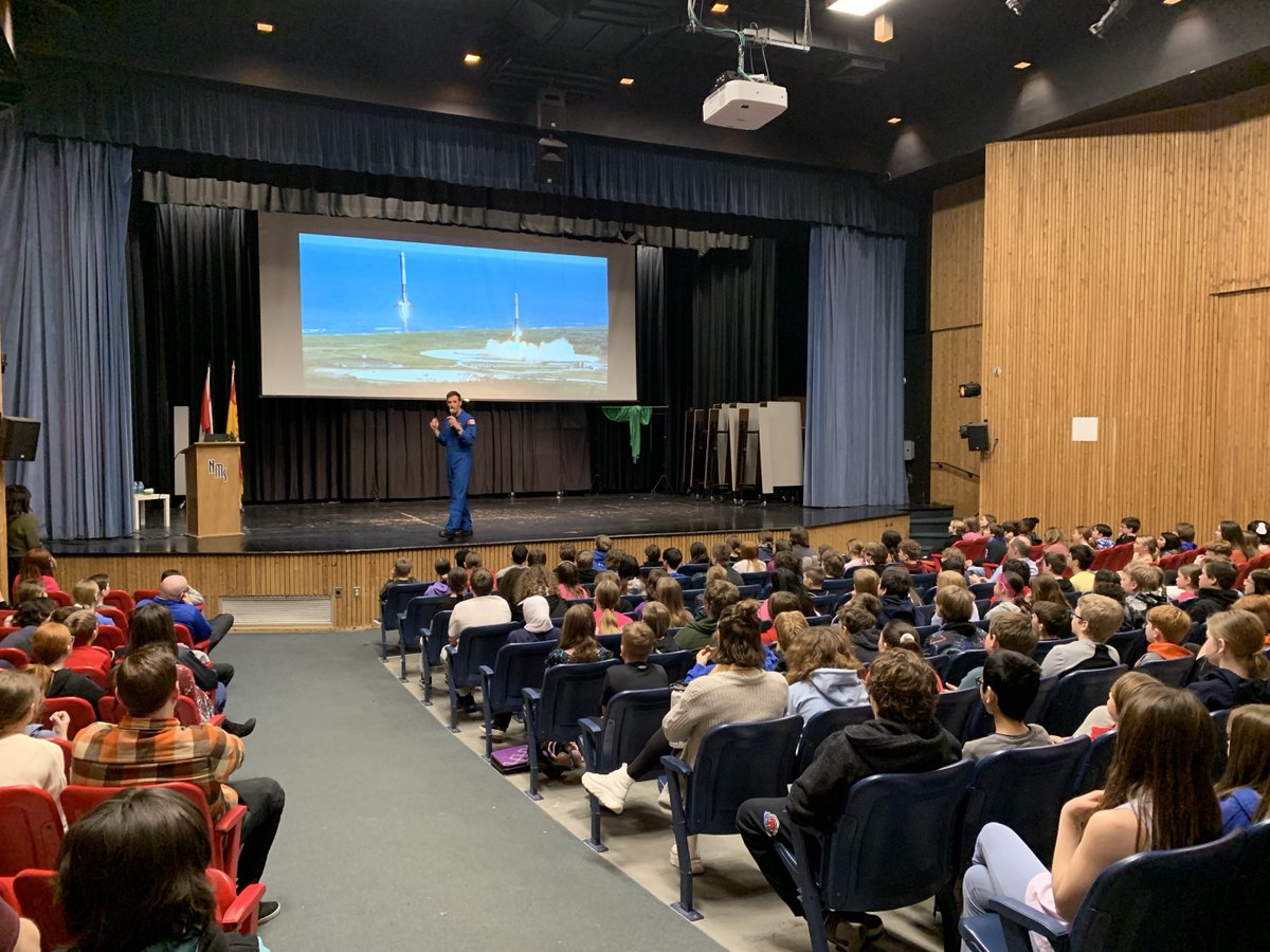 J’ai passé un excellent moment en compagnie des jeunes de l’école intermédiaire Nashwaaksis. Des esprits allumés, intéressés et curieux. Le secteur spatial canadien peut compter sur de la relève!