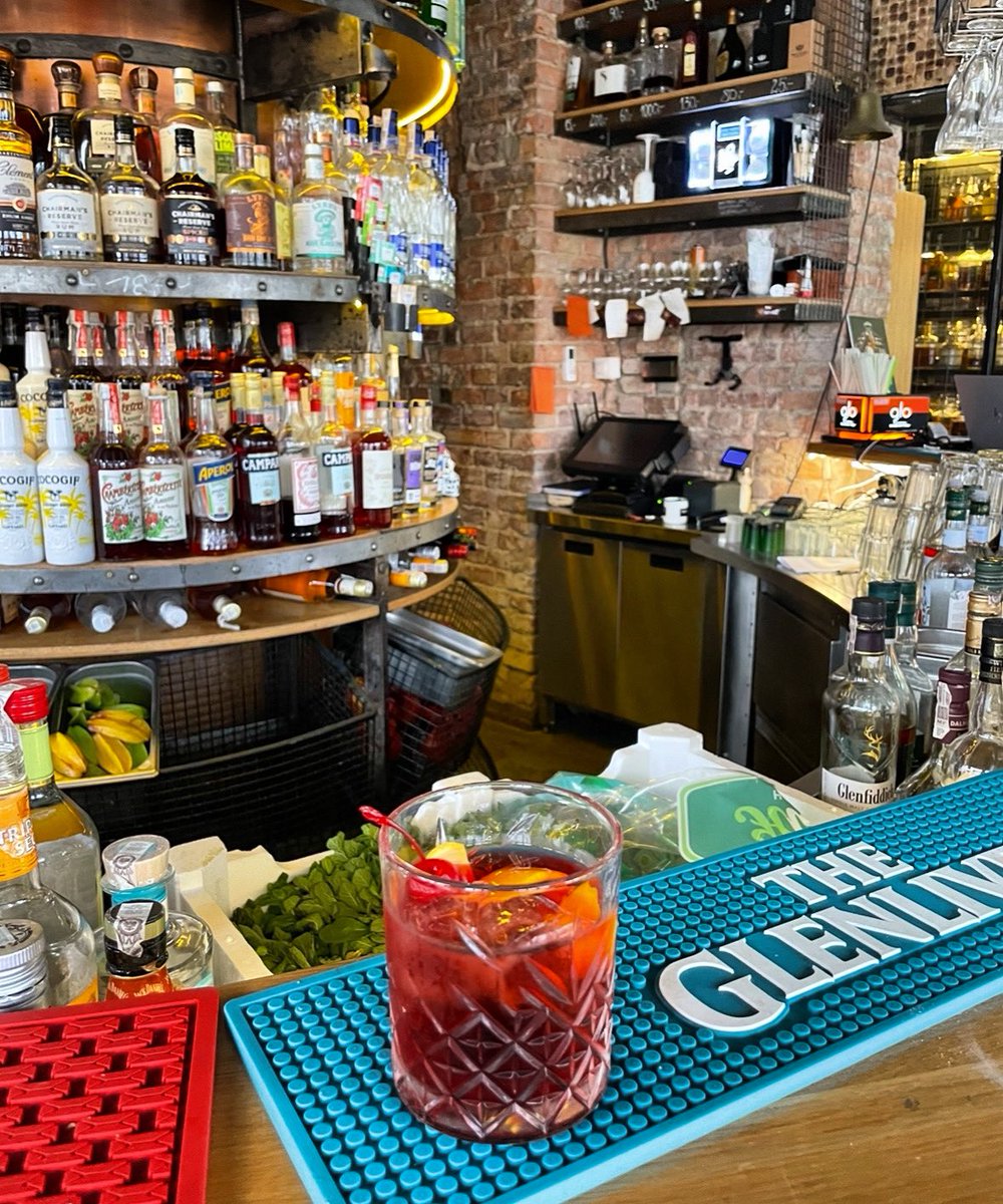 W pierwszy dzień kalendarzowej wiosny pogoda iście barowa. Przyjdź więc świętować z nami dzisiejszy World Vermouth Day 🍸🎉

#worldvermouthday #vermouthday #vermouth #wermut #coctailbarmax #sopot #grunwaldlza1 #thirstythursday #coctailbarmax #pierwszydzieńwiosny #trojmiasto