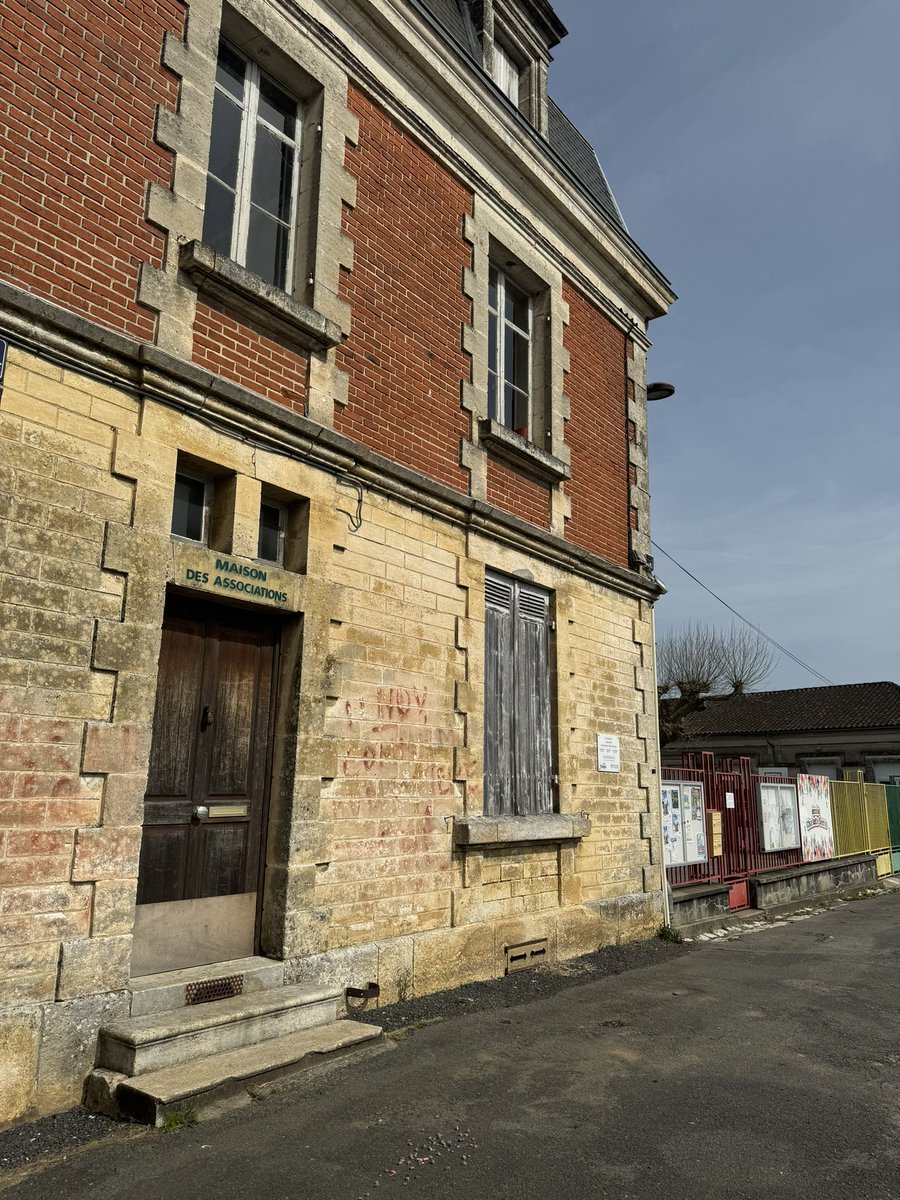 Visite des chantiers et projets #PetitesVillesdeDemainde Thiviers aux côtés des élus : ➡️ Stade : rénovation de la tribune ➡️ Réhabilitation du cinéma ➡️ Maison de santé ➡️ Lieu associatif culturel ✅ 20 collectivités ont été labellisées Petites Villes de Demain en #Dordogne