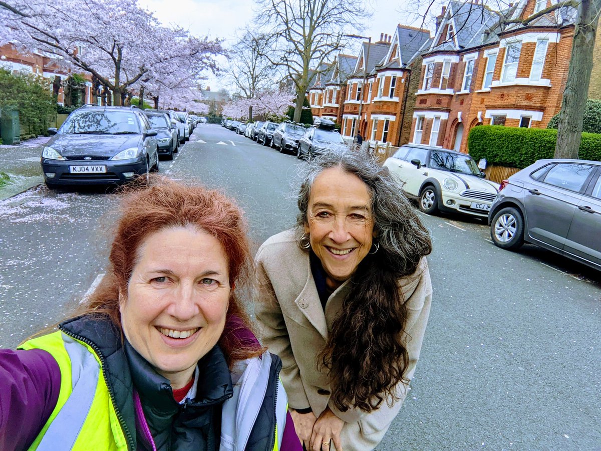 Absolute pleasure to welcome Dame Jane Roberts, Chair of @livingstreets at @HerneHillVel this afternoon during @Wheels4Well session! We talked about #MyCycleMyMobilityAid, #WalkingWheeling & #Cycling. Jane tried our cycles & we walk/wheeled back through #SpringBlossom 😀.