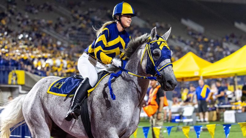 #AGTG I’m proud to announce I’ve received my first D1 offer from <a href="/racersfootball/">Murray State Football</a> 💙thank you <a href="/WrightJody/">Jody Wright</a> for believing in me! #d1 #blessed