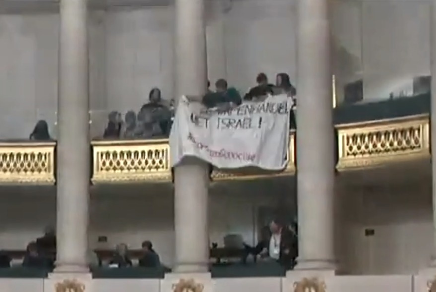 Zonet in parlement hebben een tiental activisten opgeroepen voor een wapenembargo tegen Israël. Meer dan 1.1 miljoen mensen lijden er honger en nog levert het Westen wapens. Hoog tijd dat hier einde aan komt #ceasfirenow #weaponsembargonow
