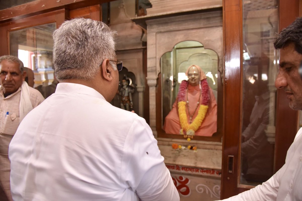 byadavbjp's tweet photo. आज नीमराना में पूज्य बाबा खेतानाथ जी महाराज के समाधि आश्रम में श्री श्री 1000 शंकरनाथ महाराज जी से आशीर्वाद लिया, और सत्संग में भाग लिया। https://t.co/9Ssu5B2c0W