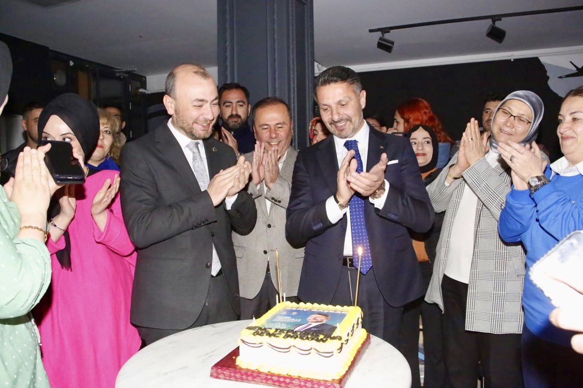 HamidYuzugullu's tweet photo. Değerli Tepebaşı ilçe teşkilatlarımıza, çalışma arkadaşlarıma ve kıymetli hemşerilerime doğum günüm dolayısıyla hazırladıkları bu güzel sürpriz için kalpten teşekkür ediyorum. İyi ki varsınız..
Gönül birliğimiz ve dayanışmamız daim olsun. 
Hep birlikte daha nice mutlu, huzurlu ve başarı dolu yıllara…

#HamidYüzügüllü 
#TepebaşıBelediyeBaşkanAdayı
#SivrihisarBelediyeBaşkanı