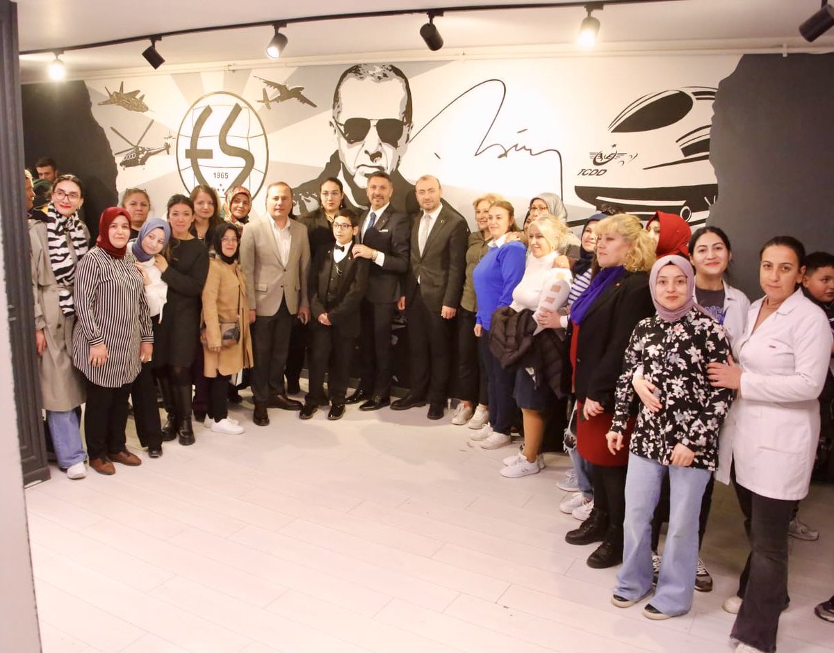 Değerli Tepebaşı ilçe teşkilatlarımıza, çalışma arkadaşlarıma ve kıymetli hemşerilerime doğum günüm dolayısıyla hazırladıkları bu güzel sürpriz için kalpten teşekkür ediyorum. İyi ki varsınız..
Gönül birliğimiz ve dayanışmamız daim olsun. 
Hep birlikte daha nice mutlu, huzurlu ve