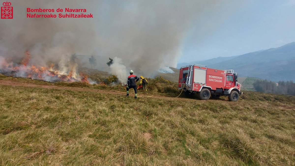 Bomberos y Bomberas – Suhiltzaileak tweet media