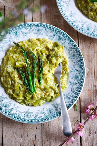 #Recette via ⁦@EddaOnorato⁩ Risotto aux asperges (avec la vidéo) 👉undejeunerdesoleil.com/2024/03/risott… #risotto #asperge #plat #ideerecette #food #yummy #riz