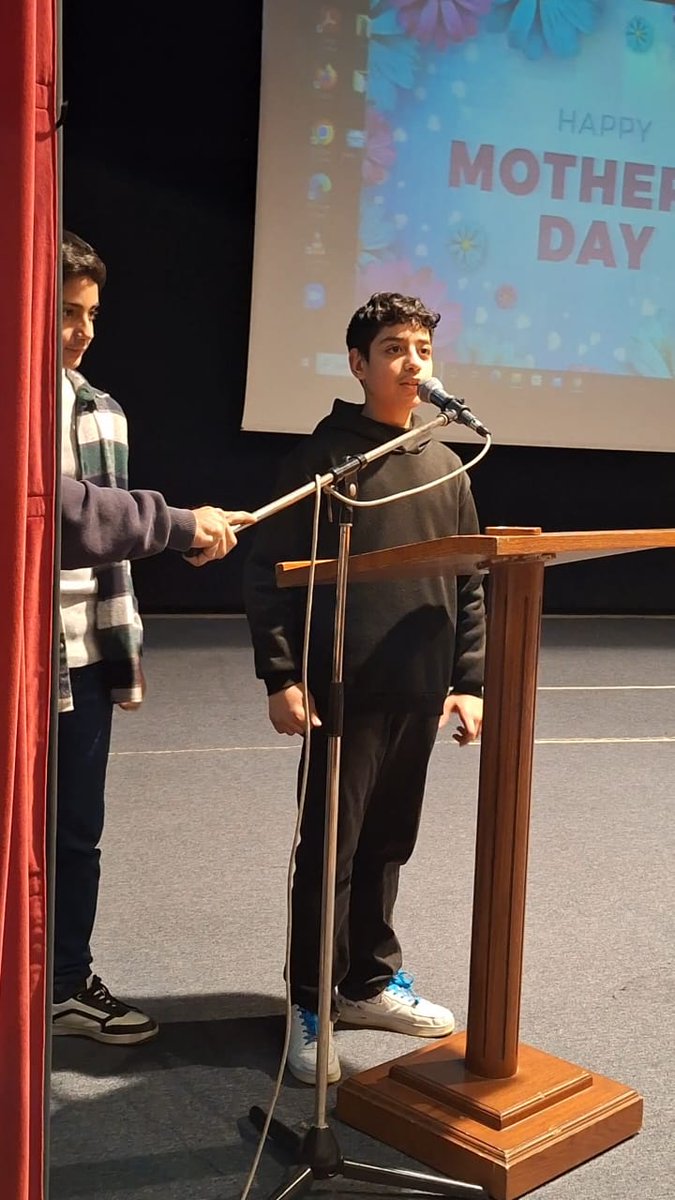 وتقديرًا للأمّ في عيدها، استجمع طلّاب وطالبات الصّفّ السّادس وصفوف البرنامج الأميركي في القسم المتوسط، أفكارهم ومواهبهم ليعبّروا من خلالها عن حبّهم وتقديرهم لأمّهاتهم. فكانت الرّسالة "أحبّك" غناءً ورقصًا وشعرًا وزجلًا. <a href="/RHHS_Saida/">RHHS Saida</a>