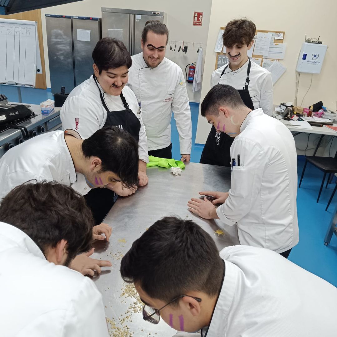 A través de actividades divertidas se aprende mejor 😉 por eso realizamos en nuestras cocinas pruebas de reconocimiento de especias🌿, elaboración de pastas largas 🍝… y también de maquillaje facial, por qué no 😁
#TeamEHS #cocina #escueladecocina #escueladehosteleria #aprender