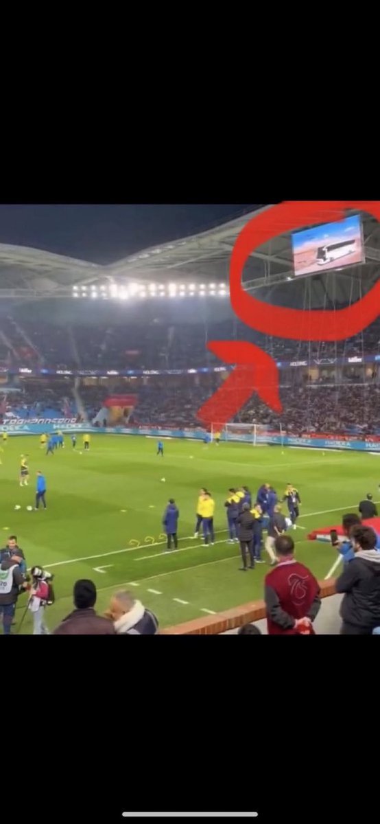 🚍 Daha maç başlamadan Trabzon stadında dev ekran üzerinden bize yaptıkları gönderme! UYUMAYIN LAN BİR KERE UYUMAYIN! @TFF_Org