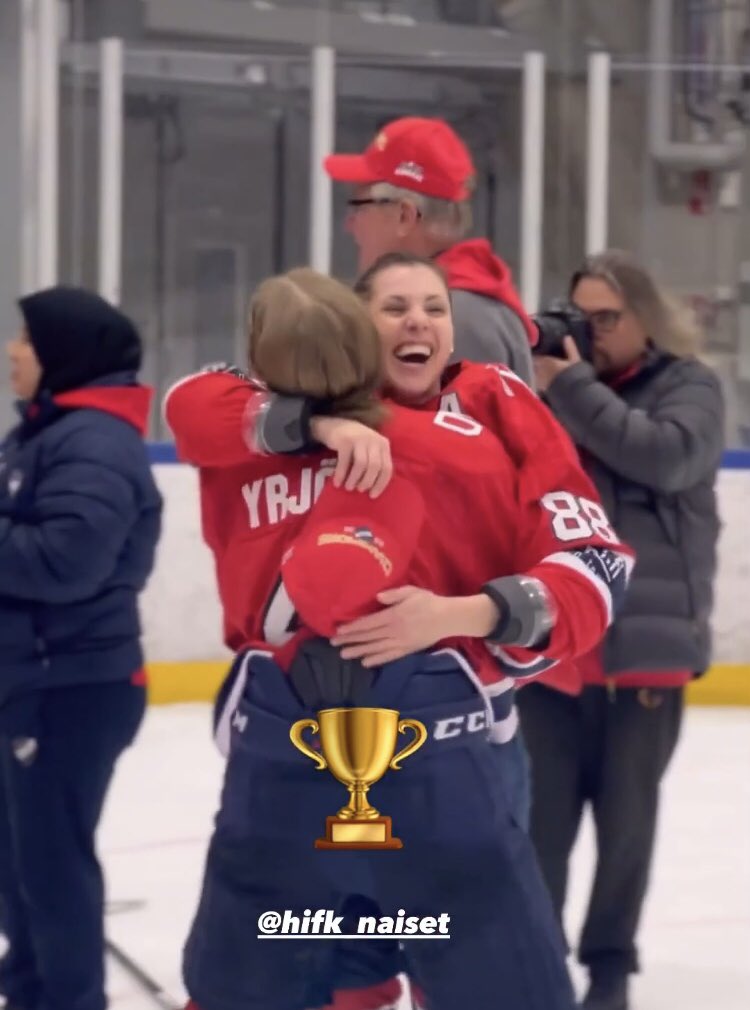 Félicitations👏👏 à <a href="/ClaraRozier/">Clara Rozier</a> 🇫🇷 et <a href="/athen_locatelli/">Athén LOCATELLI</a> 🇫🇷 qui remportent 🏆 le championnat 🇫🇮 #NaistenLiiga avec leur équipe de <a href="/StadinGimmat/">Stadin Gimmat</a> #Helsinki
1 buts et 1 assit pour Clara dans  ce 4eme match gagné 3-2 face à Espoo