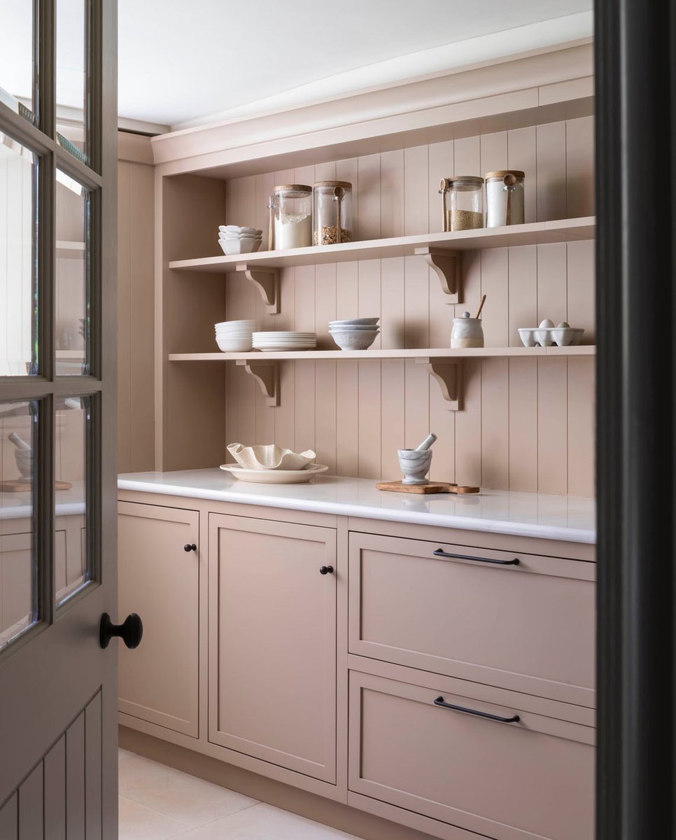 A gracefully understated design by our elite customer, Barr Kitchens Warm mushroom tones gracefully glow in the natural light, accentuated by the luminous elegance of Silestone Calacatta Gold for greater allure. Thanks for sharing! Photography: Lucy Butler-Walters