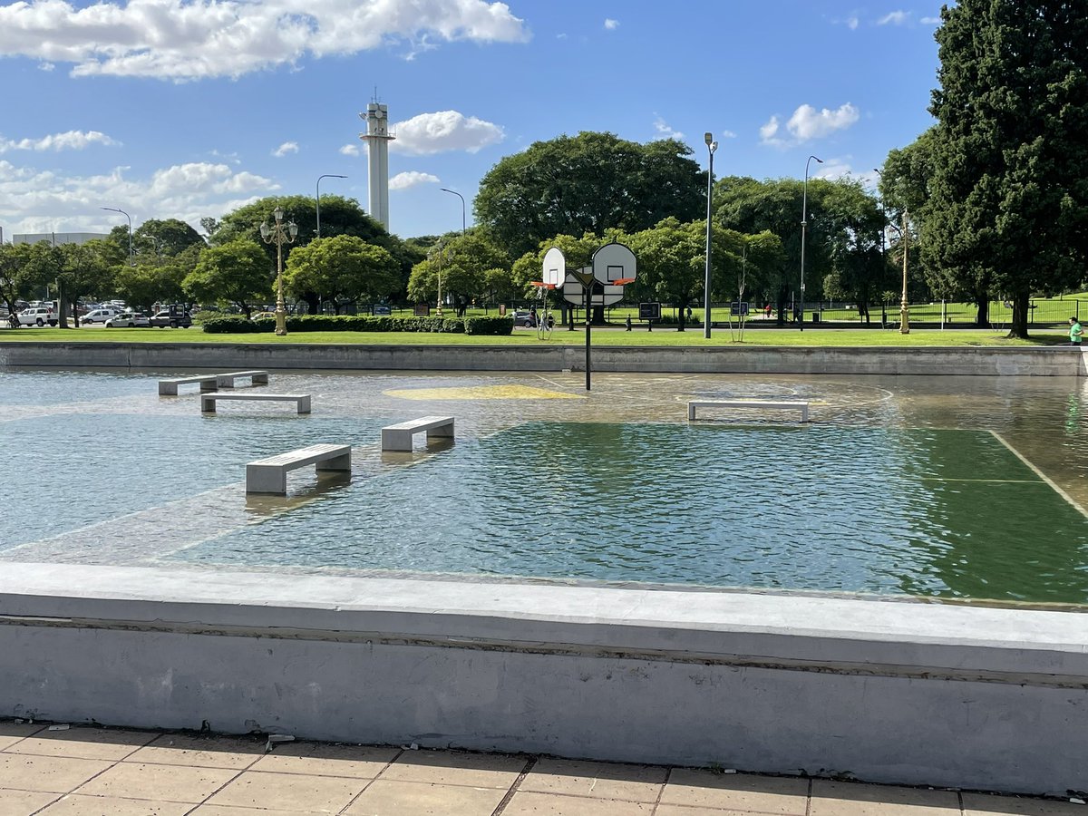 NickonCL's tweet image. Mucha campaña x Dengue, pero @gcba @buenosaires no tienen equipo de desagote para este pileton de la Pza Rubén Darío que será Mega caldo de cultivo? 🤷🏻‍♂️