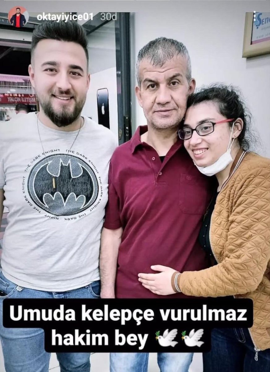 alpklnctr's tweet photo. Bu fotoğrafta gördüğünüz tecavüzcünün adı 'Hidayet İyice'. Kendisi Adana da yaşıyor.  

Şimdi size hikayesini anlatacağım. Çocuğu da babasıyla gurur duyarak “umuda kelepçe vurulmaz” diye fotoğraf paylaşmış. Tamamen herkesin midesini bulandıracak bir aile ; https://t.co/uUuc5AFdd6