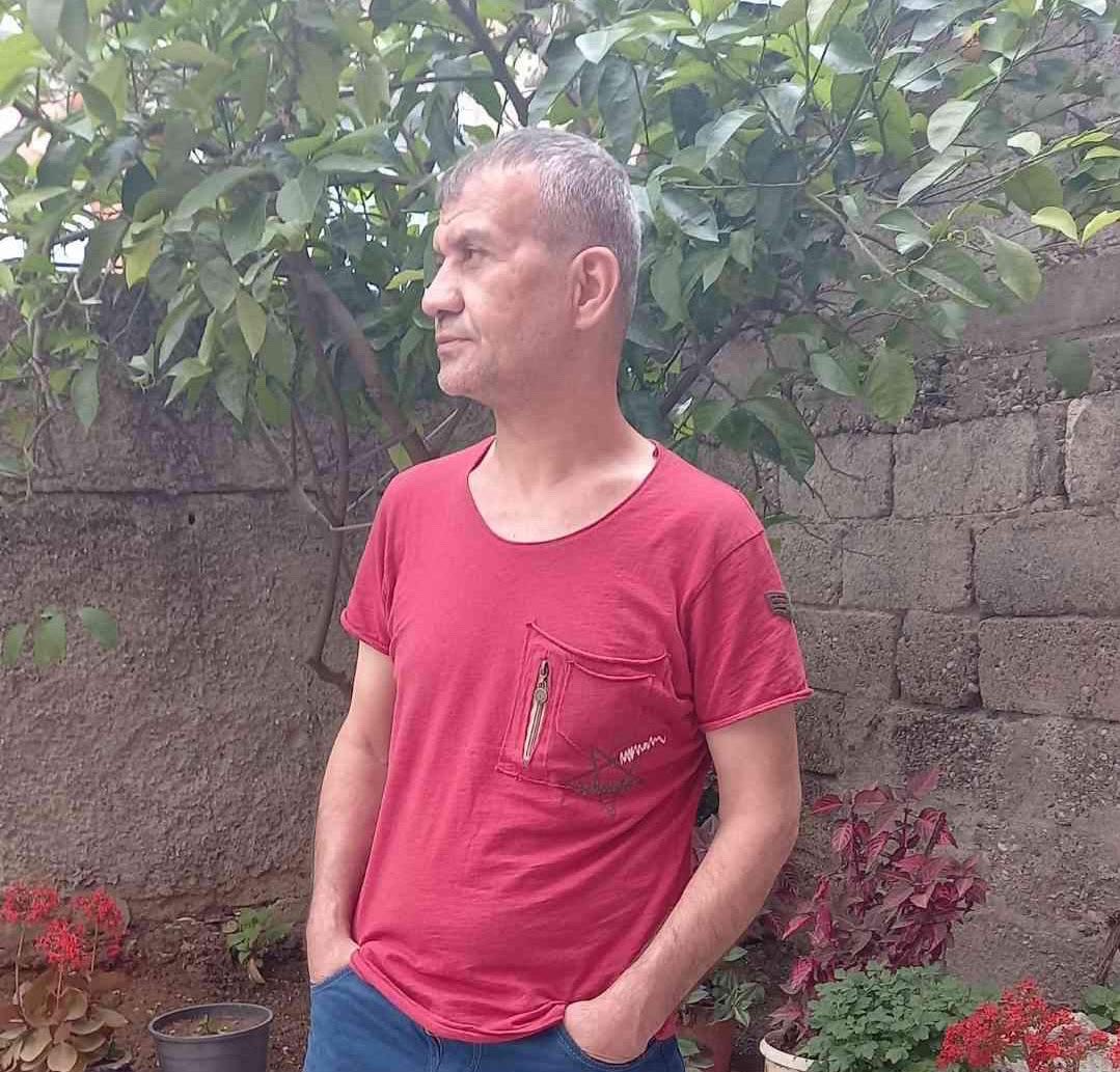 Bu fotoğrafta gördüğünüz tecavüzcünün adı 'Hidayet İyice'. Kendisi Adana da yaşıyor.  

Şimdi size hikayesini anlatacağım. Çocuğu da babasıyla gurur duyarak “umuda kelepçe vurulmaz” diye fotoğraf paylaşmış. Tamamen herkesin midesini bulandıracak bir aile ;