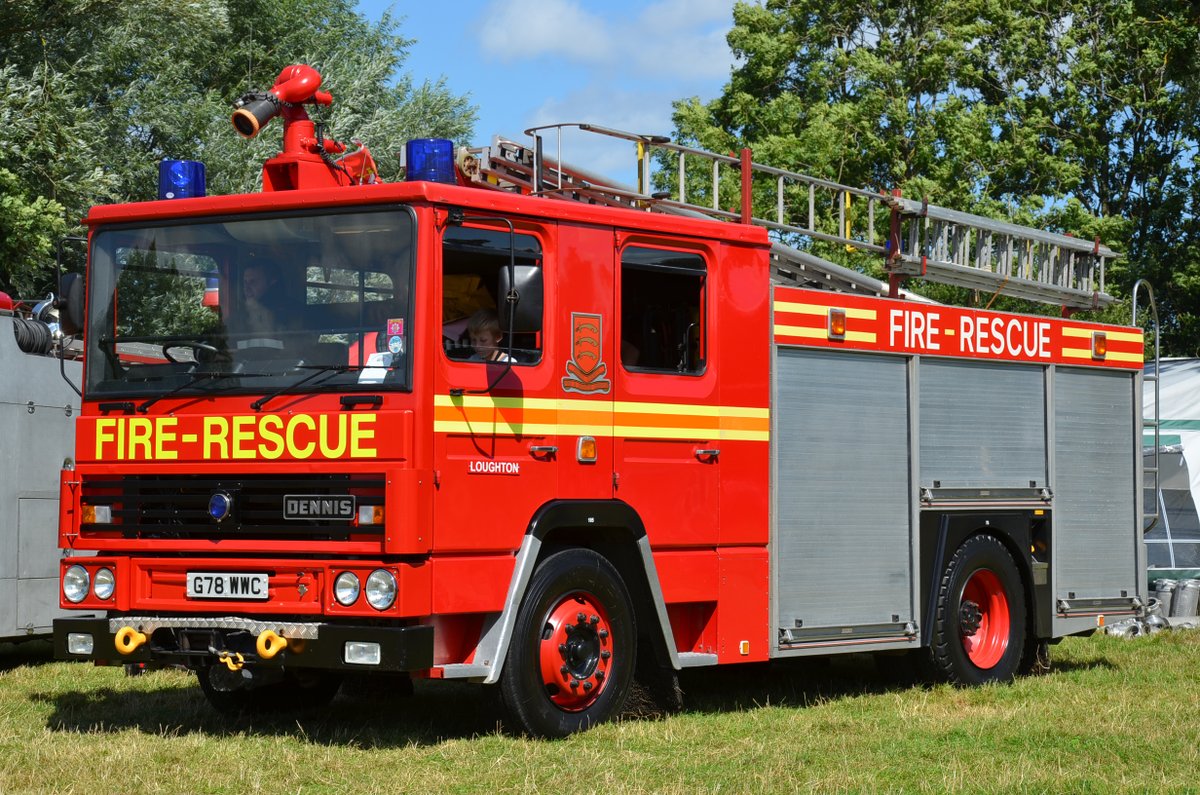 Sorry its a bit late in the day but here is this weeks offering of #ThrowbackThursday photos! Today its the turn of these 2 Dennis RS's which served with @ECFRS, photos were taken at the last Odiham Fire Show, these appliances were common in #Essex in the 80's and 90's