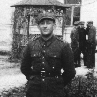 At just 20 years old, Ben Kamm (z''l) – born March 21, 1921 – convinced nine of his friends to escape from the Warsaw Ghetto with him and join the partisans. Read about Ben's incredible story here: jewishpartisans.org/partisans/ben-… #jewishpartisans #holocaust #holocausteducation