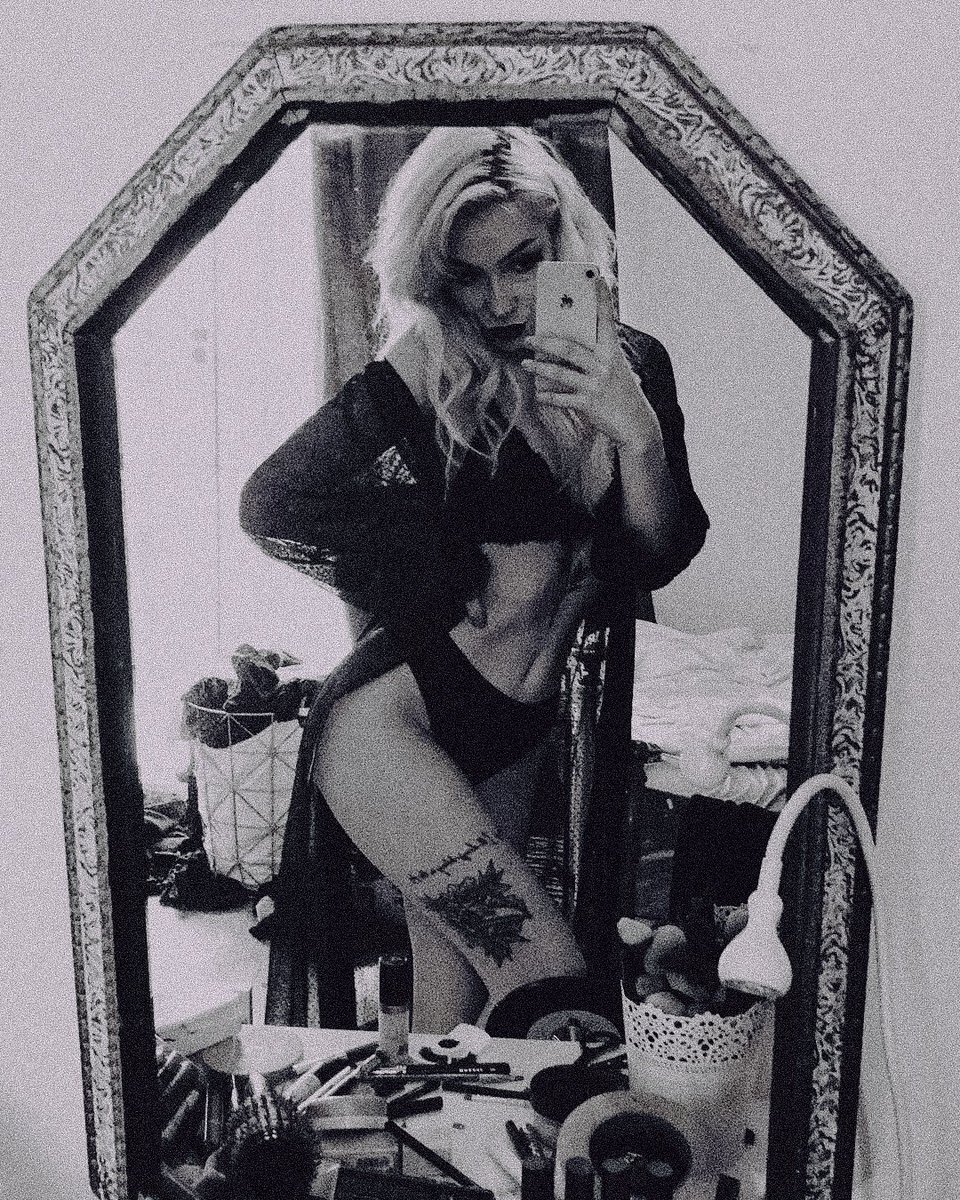 levismors's tweet image. — Blondes have more fun, right?