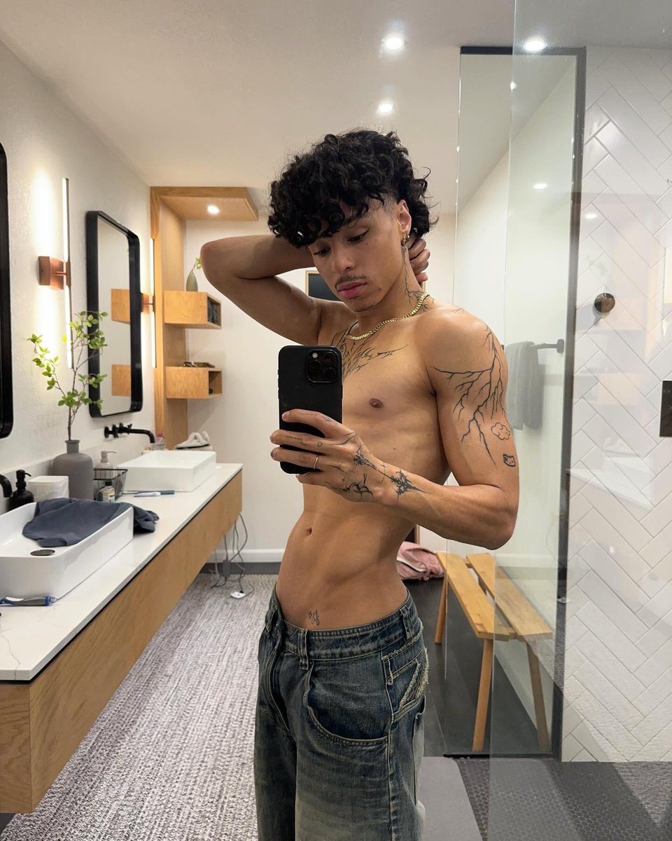 larray's tweet image. felt sexy, might delete 😝