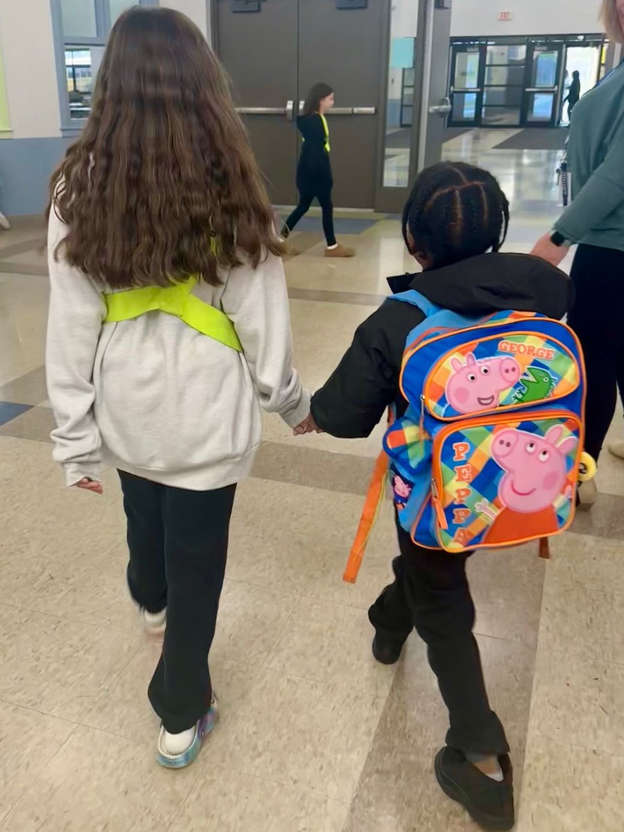 Spotted! 👀 Students on our #SafetyPatrol help and lead in so many ways! #GanandaPROUD #joyfulleaders #principalsinaction