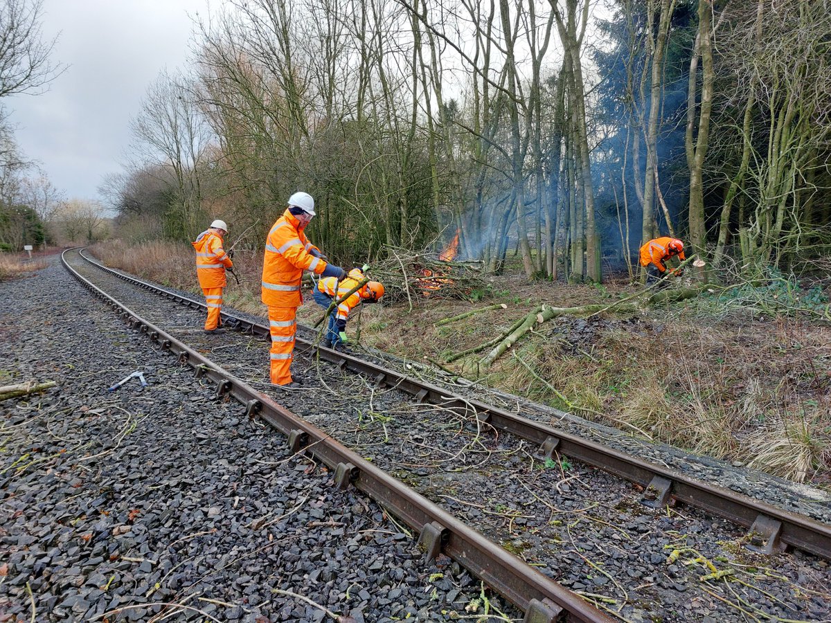 Recent work by our amazing Vegetation Team #volunteers. They go out in all weathers to keep our lineside clear & safe. Come join them for rewarding work, friendship & fresh air! Contact volunteercoordinator@wensleydalerailway.com 📸Sue Threadgold #wensleydalerailway #yorkshire