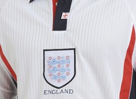 Attention to detail #GeorgeCross 🏴󠁧󠁢󠁥󠁮󠁧󠁿

Like and RT if you'd prefer to have the correct flag displayed on the national shirt #England #ThreeLions