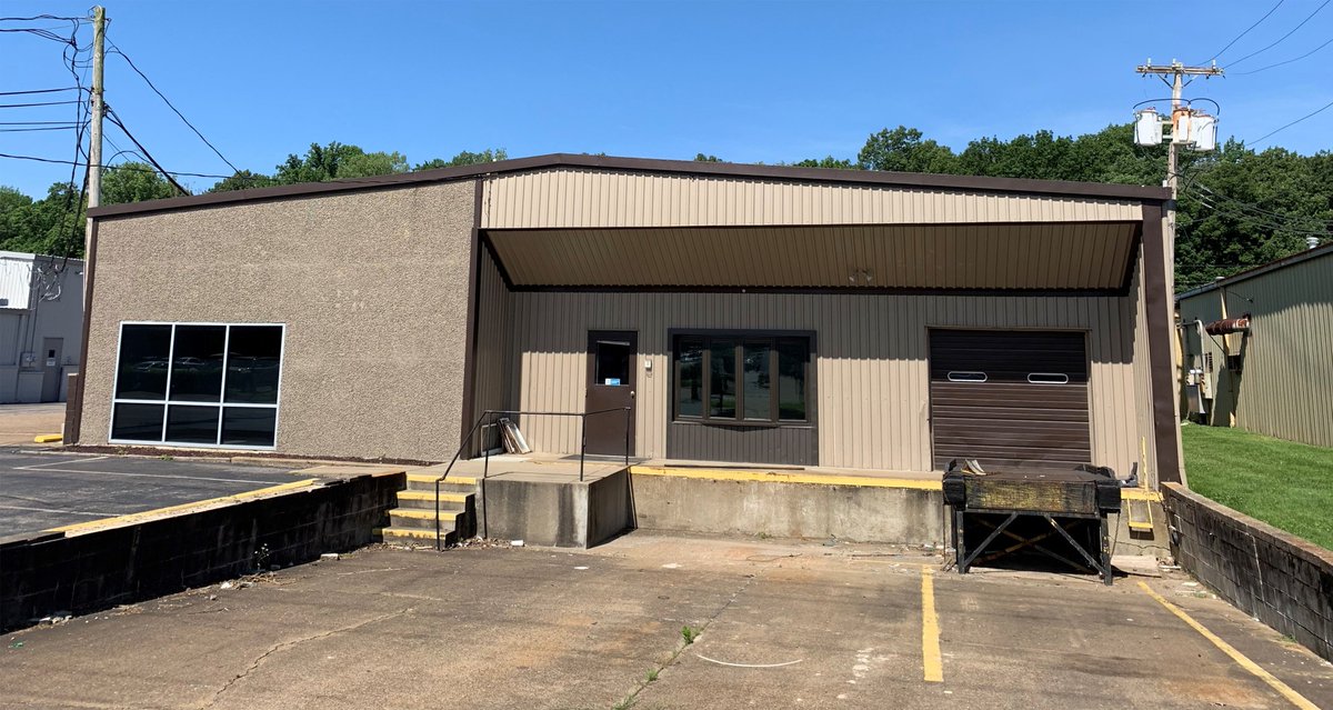 SummitRealEst's tweet image. New listing! Office/Warehouse with dock available for lease. 
Call Tyler Raben for details at 812.426.1070.
summitrealestate.us/listings/1100-…