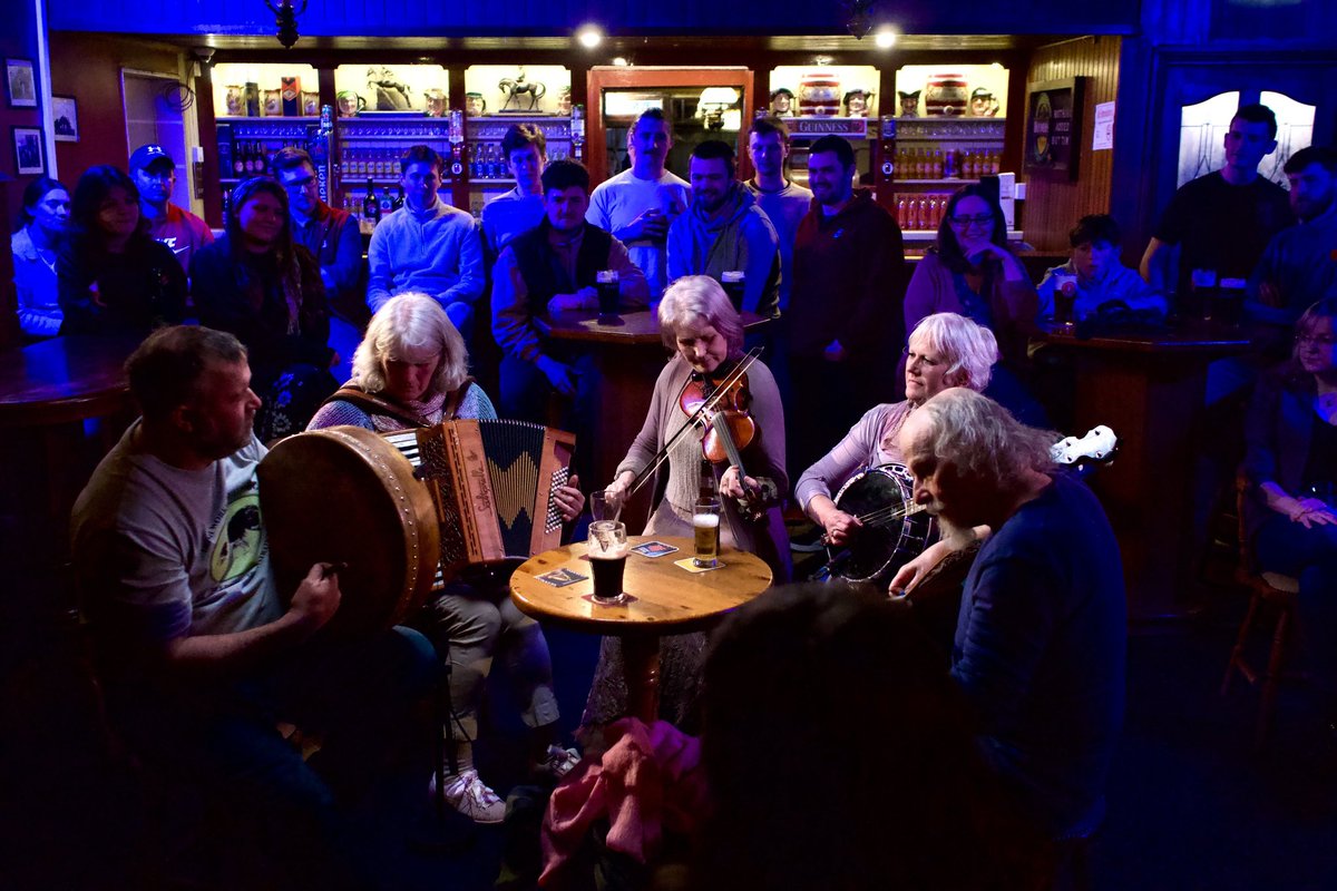 Beidh lán tí an cheoil romhainn in Tutty’s an tseachtain seo! Seo iad ba ceoltóirí áitiúla a choimeádann ceol an dúthaigh beo 🎶✨ 📺 Geantraí | @TG4TV 📍Tutty’s, Cillín Chaoimhín 🔔Dé Domhnaigh - Sunday ⏰22.30 @TradTG4 @kevinconneff