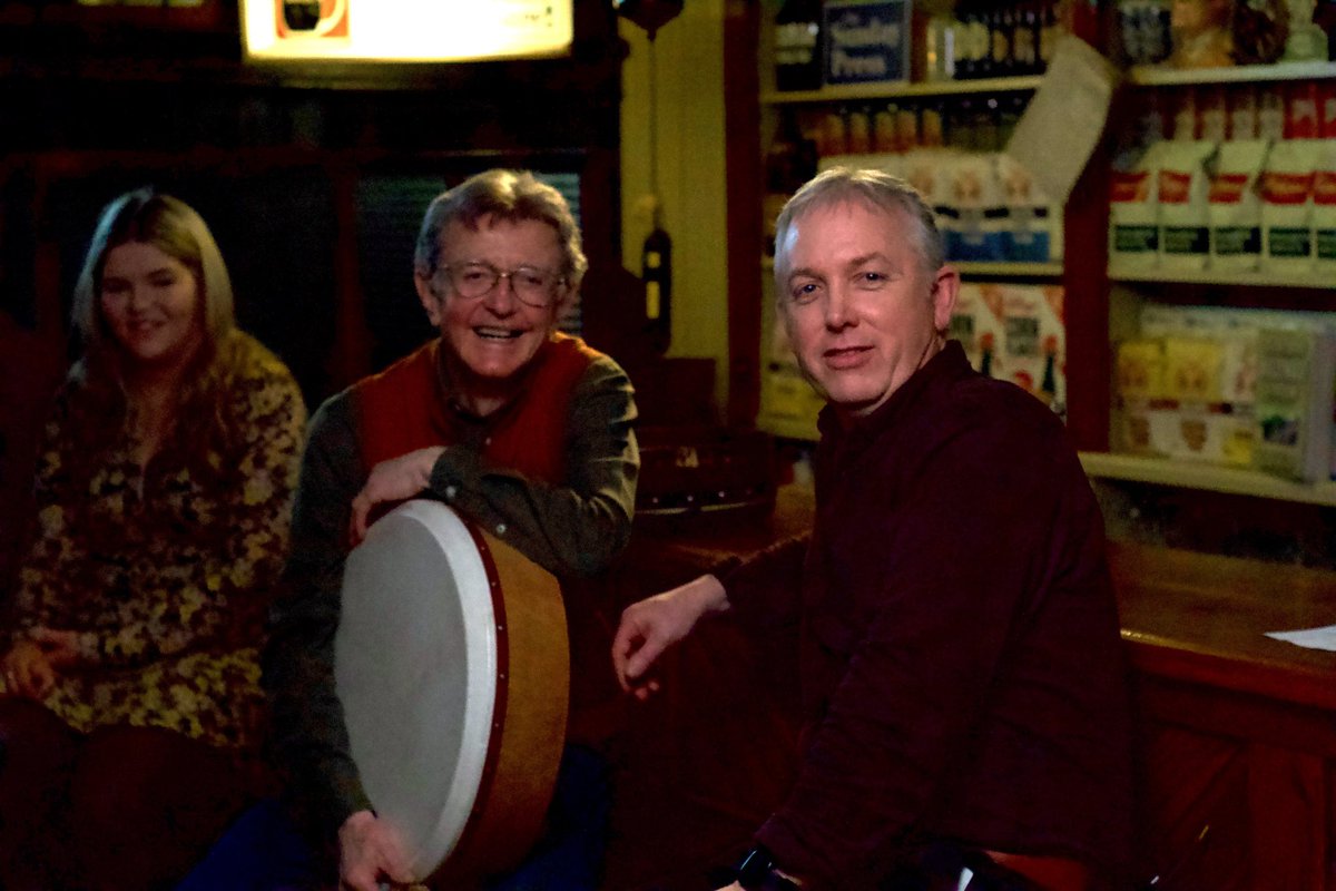 geantraitg4's tweet image. Beidh lán tí an cheoil romhainn in Tutty’s an tseachtain seo! Seo iad ba ceoltóirí áitiúla a choimeádann ceol an dúthaigh beo 🎶✨

📺 Geantraí | @TG4TV 
📍Tutty’s, Cillín Chaoimhín
🔔Dé Domhnaigh - Sunday
⏰22.30

@TradTG4 @kevinconneff