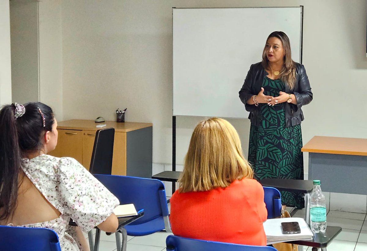 drtmetrooriente's tweet photo. 📌 Con una charla sobre #DerechosFundamentales, la coord. de Relaciones Laborales de la @drtmetrooriente, realizó una nueva sesión del #CTRU de la RM Oriente, dirigida a dirigentes/as sindicales y empresarios/as.
➡️Expone Daniel Cristi, abogado de la Inspección de Buin. https://t.co/2llXlJAsp2