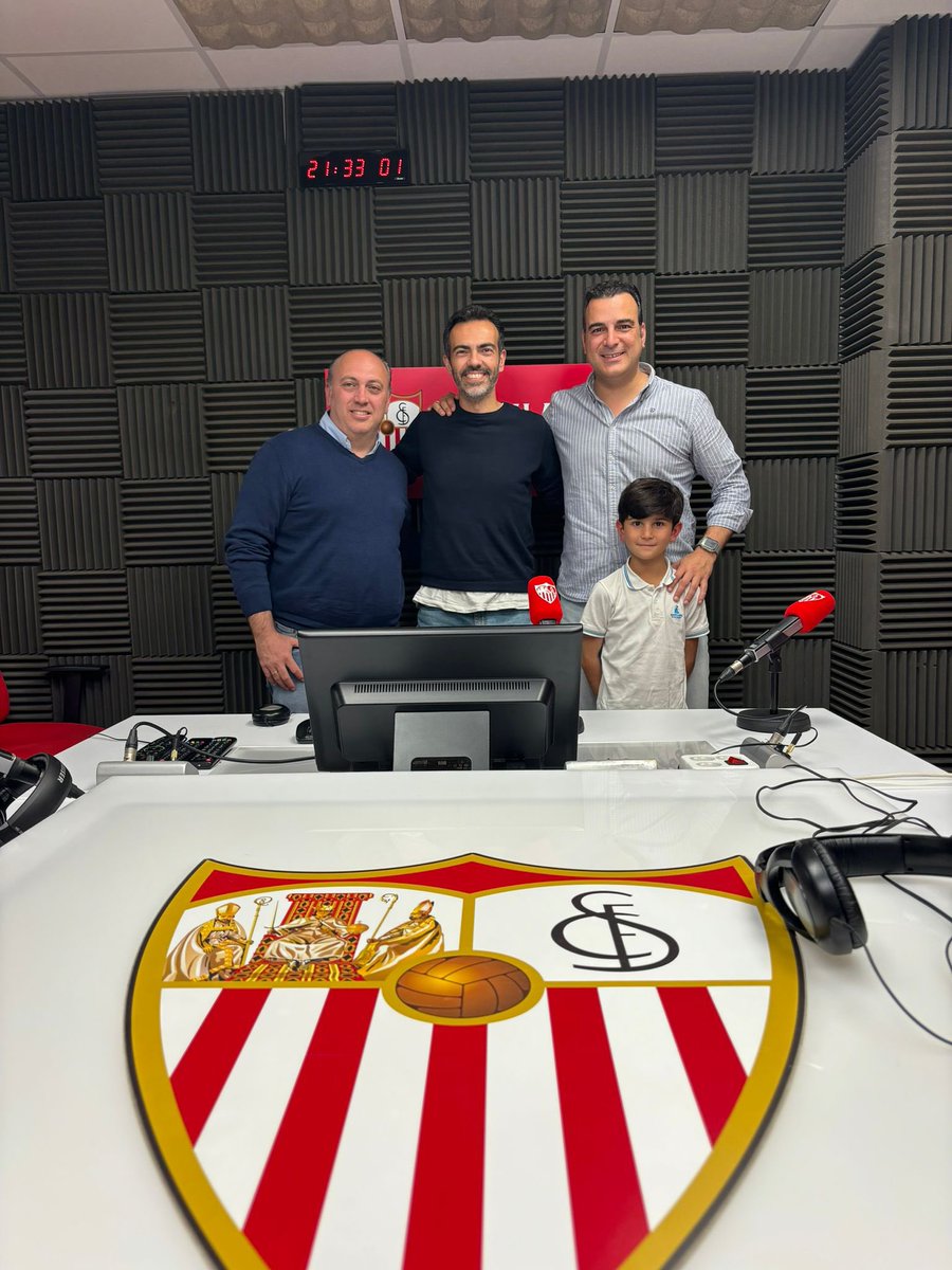 Sevillistas101's tweet photo. Ya puedes escuchar la intervención de nuestro Presidente junto a nuestro Tesorero y nuestra socia María, en el programa de ayer de Peña a Peña de #SFCRadio
🎙️ https://t.co/tC92H9KbIP https://t.co/EjM66qB5Y5