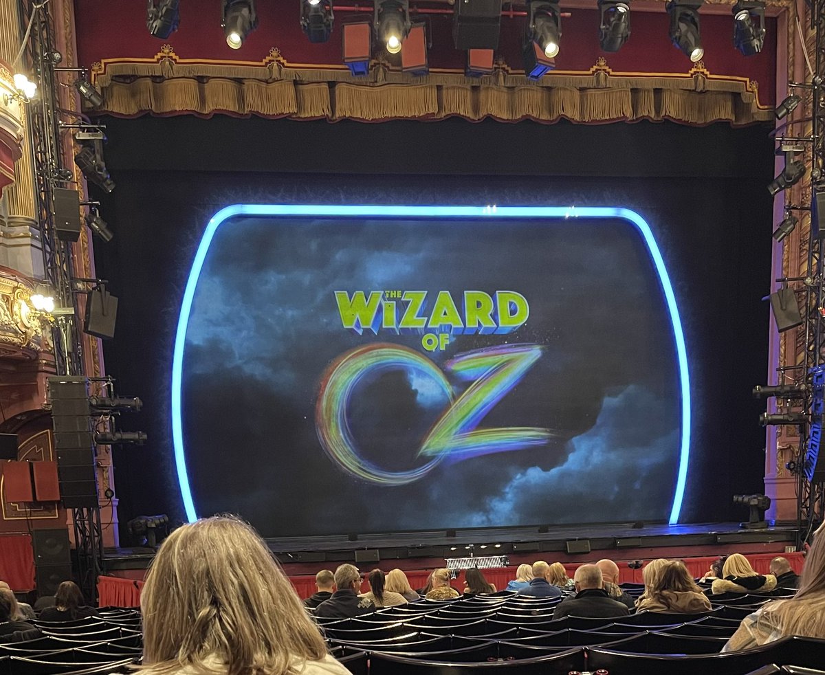 Follow the yellow brick road #wizardofoz #bradfordalhambra #bradford #thevivienne #excited #singalong