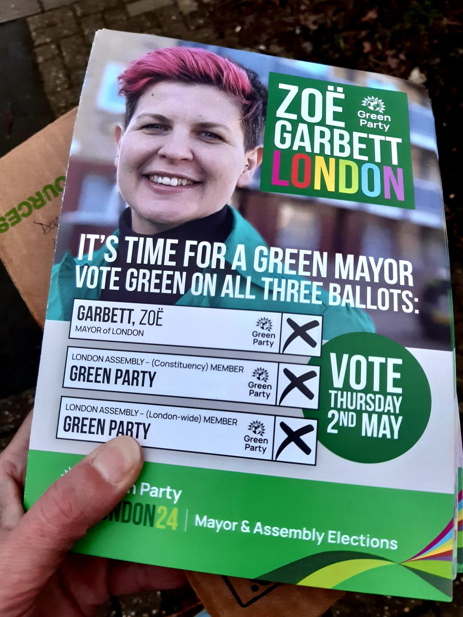 First time out leafleting with @Lambethgp this eve. Thanks to @GreenPartyScott for the trusty stiff cardboard letterbox opener!