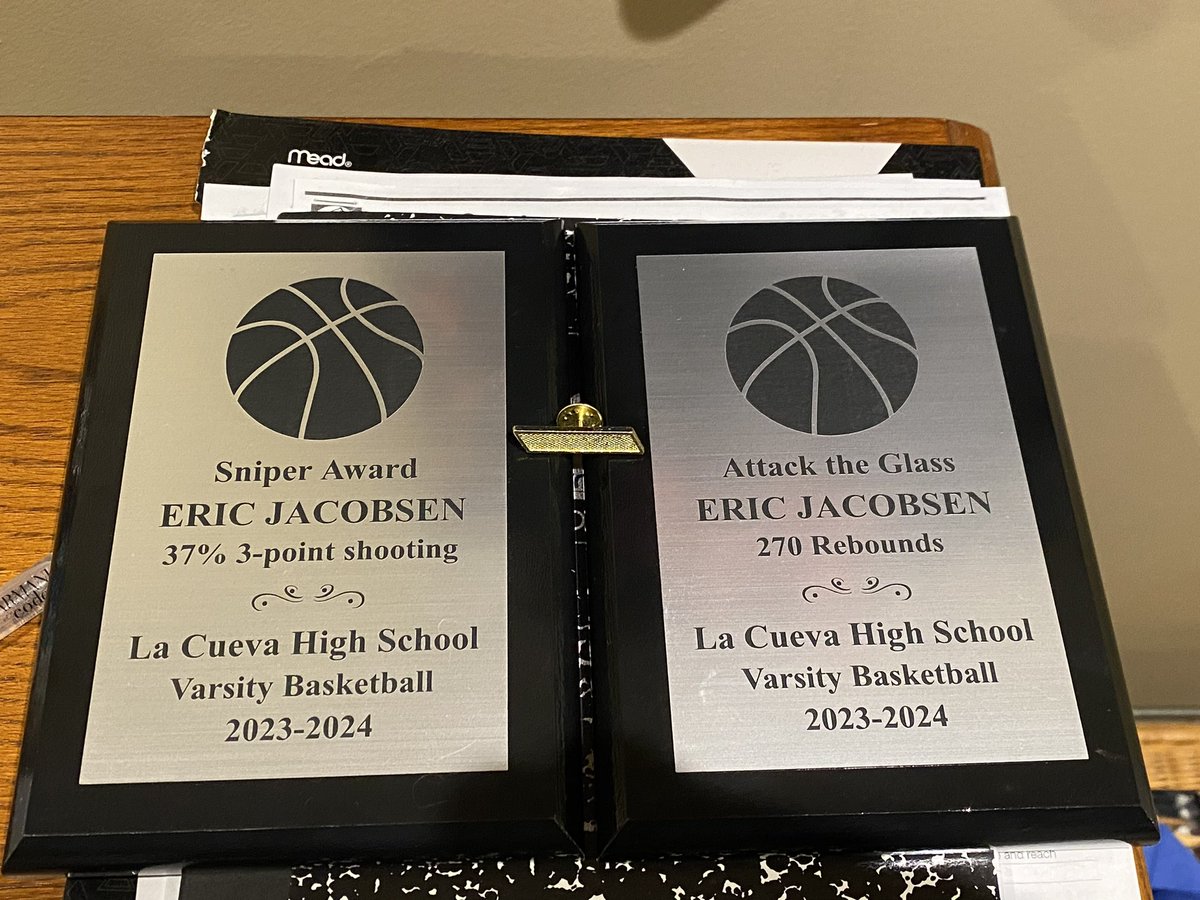 Great night for @EricJacobsen222 - earned his 2nd varsity letter and team awards for top rebounder and top 3 point shooter. #ProudDad #EffortandSkill 🔥🏀