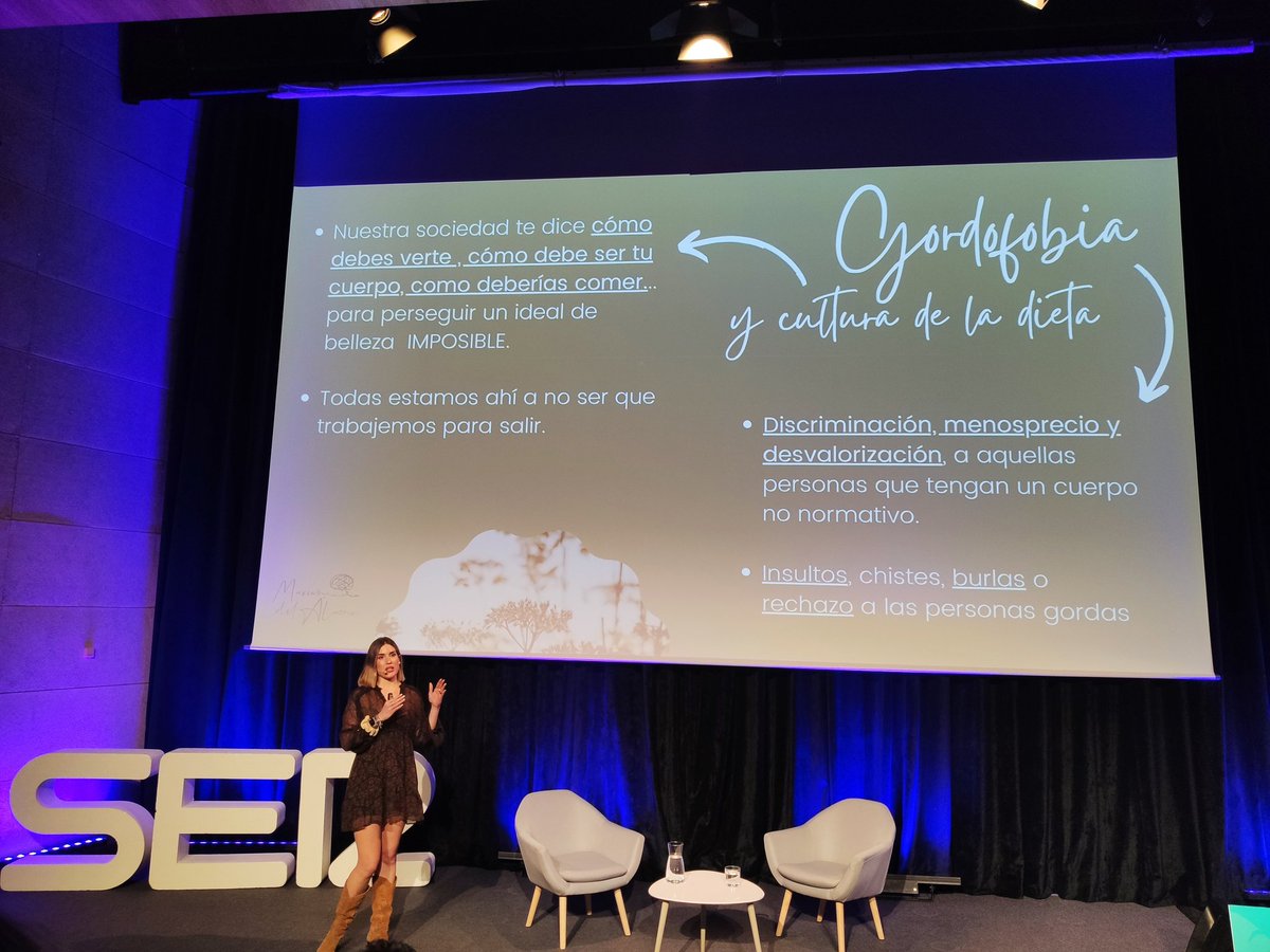 ¿Sabrías diferenciar entre hambre física y hambre emocional? Gordofobia, presión social, autodiálogo y sistema de recompensa. @Marian_Alamo desarrolla su ponencia desde el análisis las emociones asociados a la alimentación. #SERConVozDeMujer @AytoSanFernando