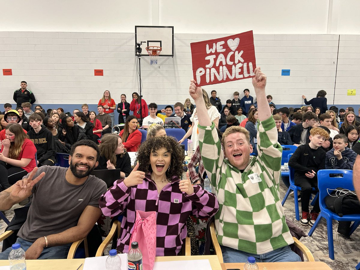 The winner’s of house band go again! Even the judges got involved ❤️🕺🎶!! Diolch eto i’r beirniadau <a href="/alexwhartonpoet/">Alex Wharton</a> <a href="/mirainiwerydd/">Mirain Iwerydd</a> ac <a href="/EllisLloydJone1/">Ellis Jones</a>