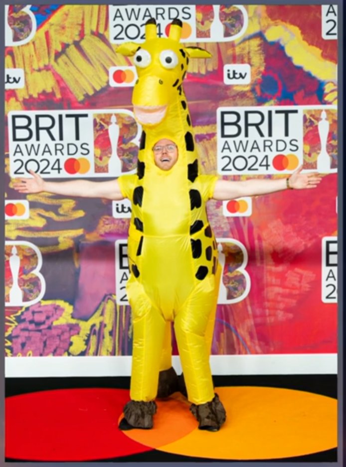 #IsItOk  that #TheLastLeg  won't promote @robbeckettcomic@robbeckettcomic image as it's not a real giraffe, however, real camel toe!