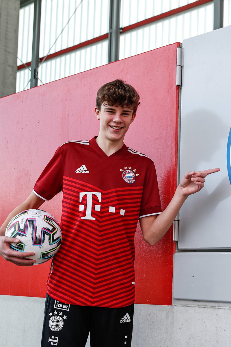 👤Jonathan Asp Jensen🇩🇰(1.82,AM-CM,06')
Team: FC Bayern Munich II
Foot: Right
💪Strengths
-Football IQ
-Technical Ability(great first touch)
-Dribbling(ball carrying)
-Passing(Vision,vertical progression)
-Off-Ball Movement(break lines without the ball)
-Composure
-Agility