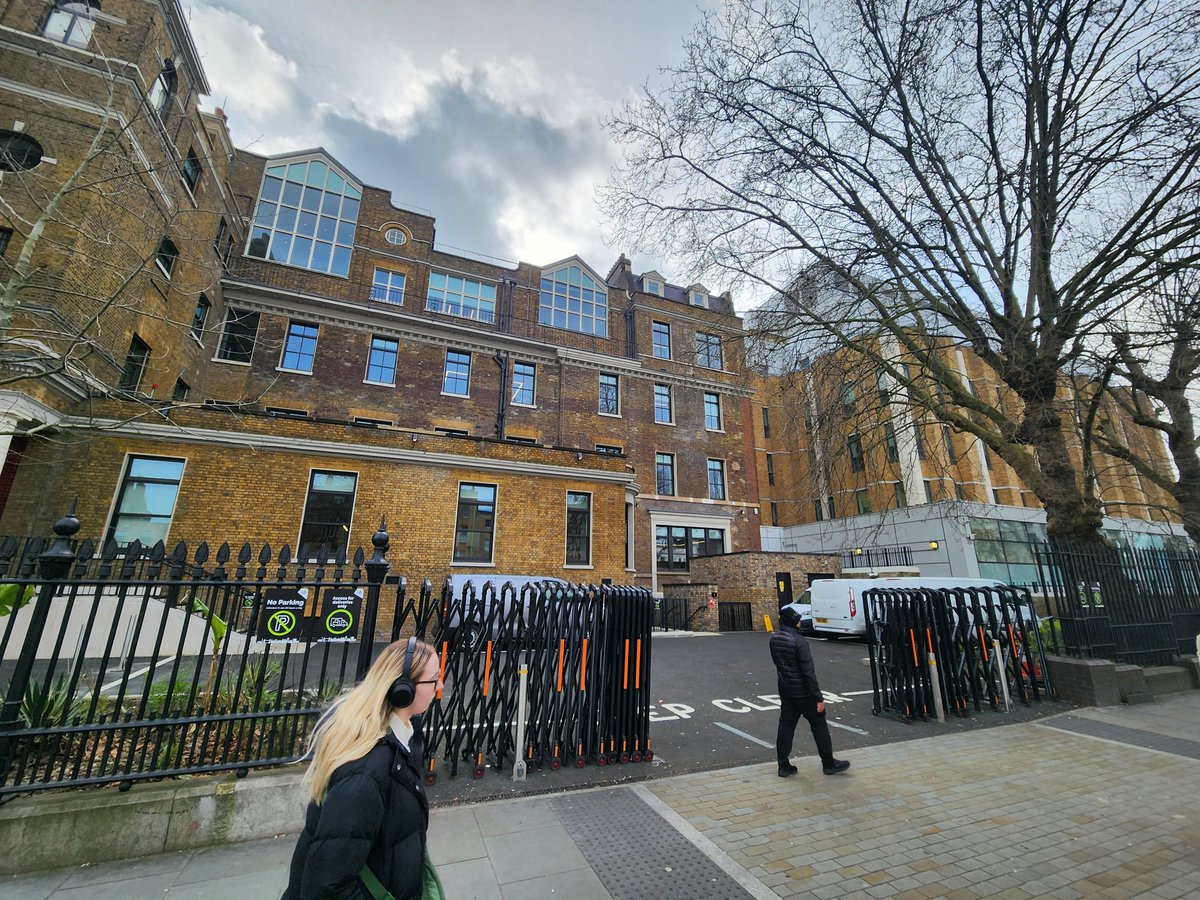 Gave a talk this morning at the Royal London hospital about neurogenomics and Precision Medicine in neurodegeneration. On my way back, we went by the old Royal London building where James Parkinson used to work. Thank you @predictPD for the invite!