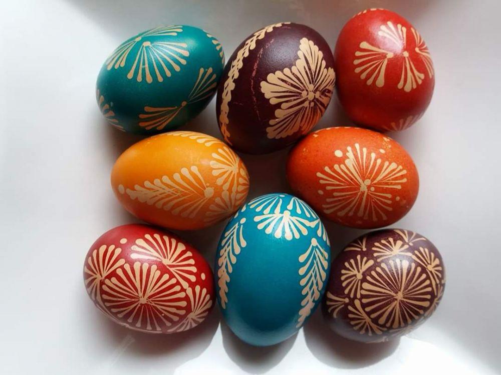 🖌️Easter Holiday Egg Painting Workshop 
Thurs 11 April
👉11.00 - 1.00. £10 per person. 12yrs+
Create two beautiful eggs with natural dyes + hot wax
👉1.30 to 3.30 drop in. All ages. Free, suggested donation £3. Use scratch process to decorate an egg.
 Book bit.ly/3TL1fW1
