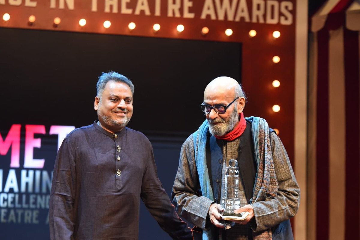 The legendary RamGopalBajaj receiving the @METAwards Life Time Award from @jaytweetshah @MahindraRise