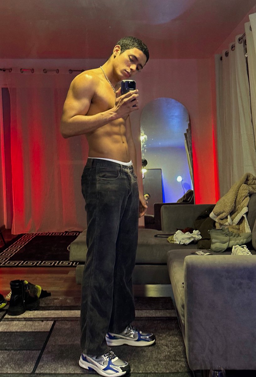thenickmaxx's tweet photo. bisexual boy 🎮 /size 🦶44  /🔝190 https://t.co/jUgQbsAKP7