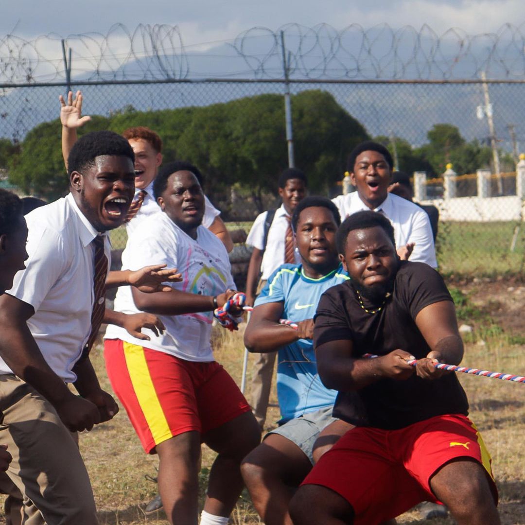 wolmersdotinfo's tweet image. Rarely-ever being the bearer of bad &amp;amp; negative news, it is with great sadness we have a moment of silence  &amp;amp; announce that in the Wolmer's 6th. Form 'Battle of the Sexes' Tug of War, the Girls' prevailed.... easily!🙈