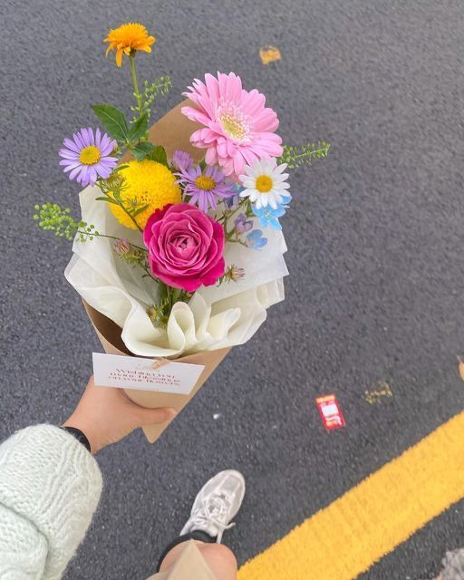 Flores amarillas para May de Klara, kang y yo (@Le1sterGirl)