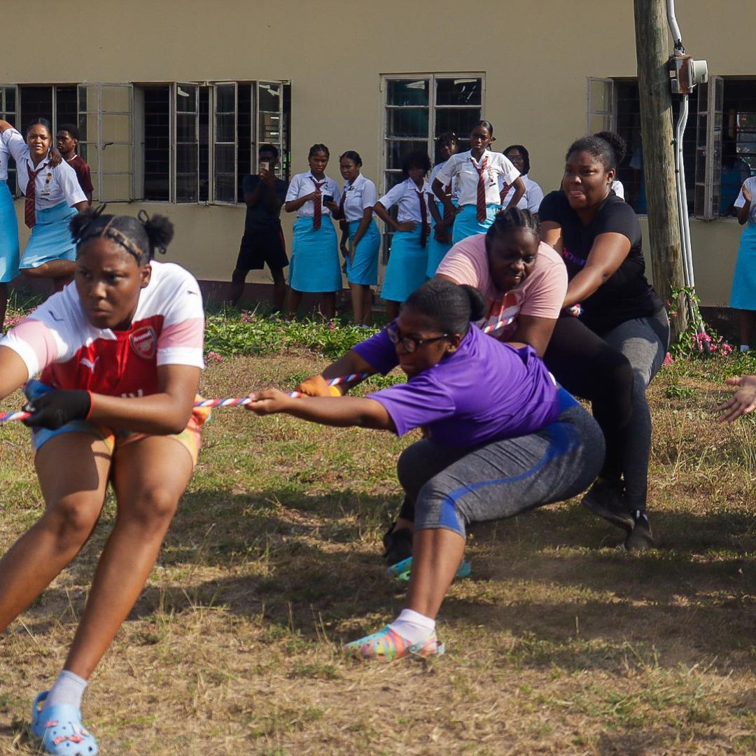 wolmersdotinfo's tweet image. Rarely-ever being the bearer of bad &amp;amp; negative news, it is with great sadness we have a moment of silence  &amp;amp; announce that in the Wolmer's 6th. Form 'Battle of the Sexes' Tug of War, the Girls' prevailed.... easily!🙈